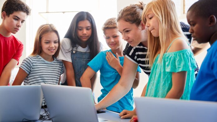 STEAM en el aula: con las herramientas apropiadas, los estudiantes pueden crear juegos de diversos géneros y temáticas, como juegos de aventura, de acción, de estrategia, de educación, de simulación, etc.